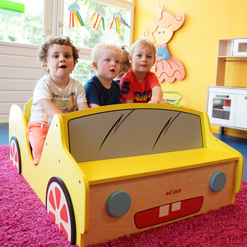 Kinderen en een pedagogisch medewerker tijdens het buiten spelen