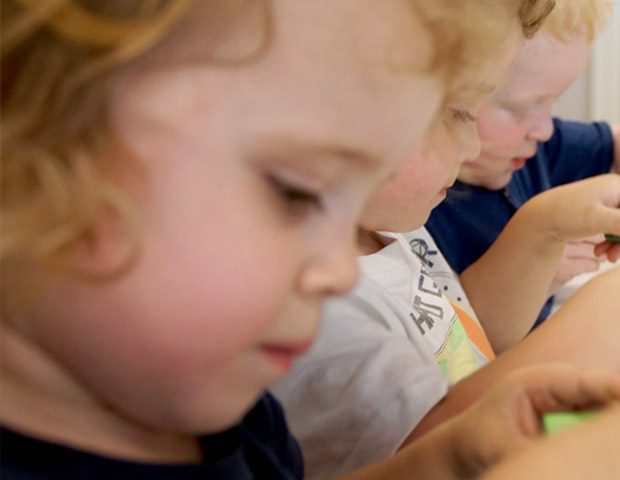 Kinderen bouwen samen met blokken aan tafel