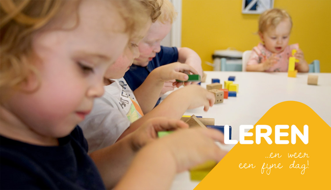 Kinderen spelen met blokken aan tafel