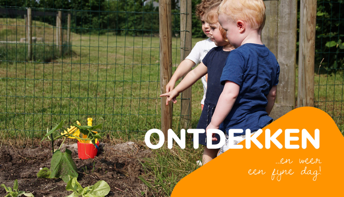 Kinderen bij de moestuin