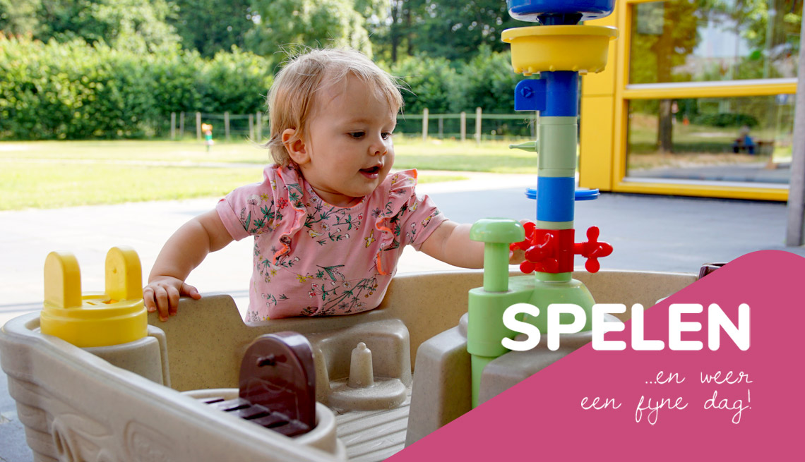 Kind speelt buiten aan een watertafel